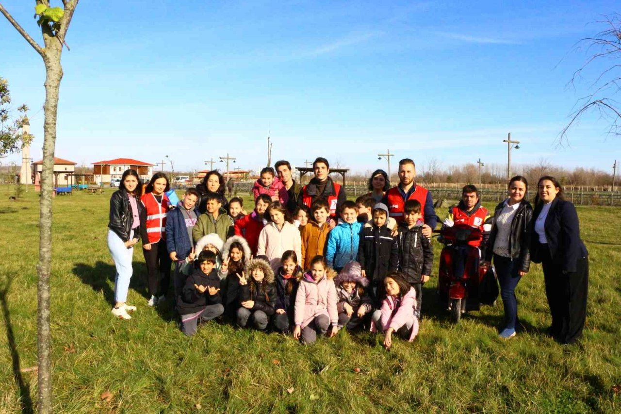 Üniversite öğrencileri, miniklerle birlikte fidan dikti