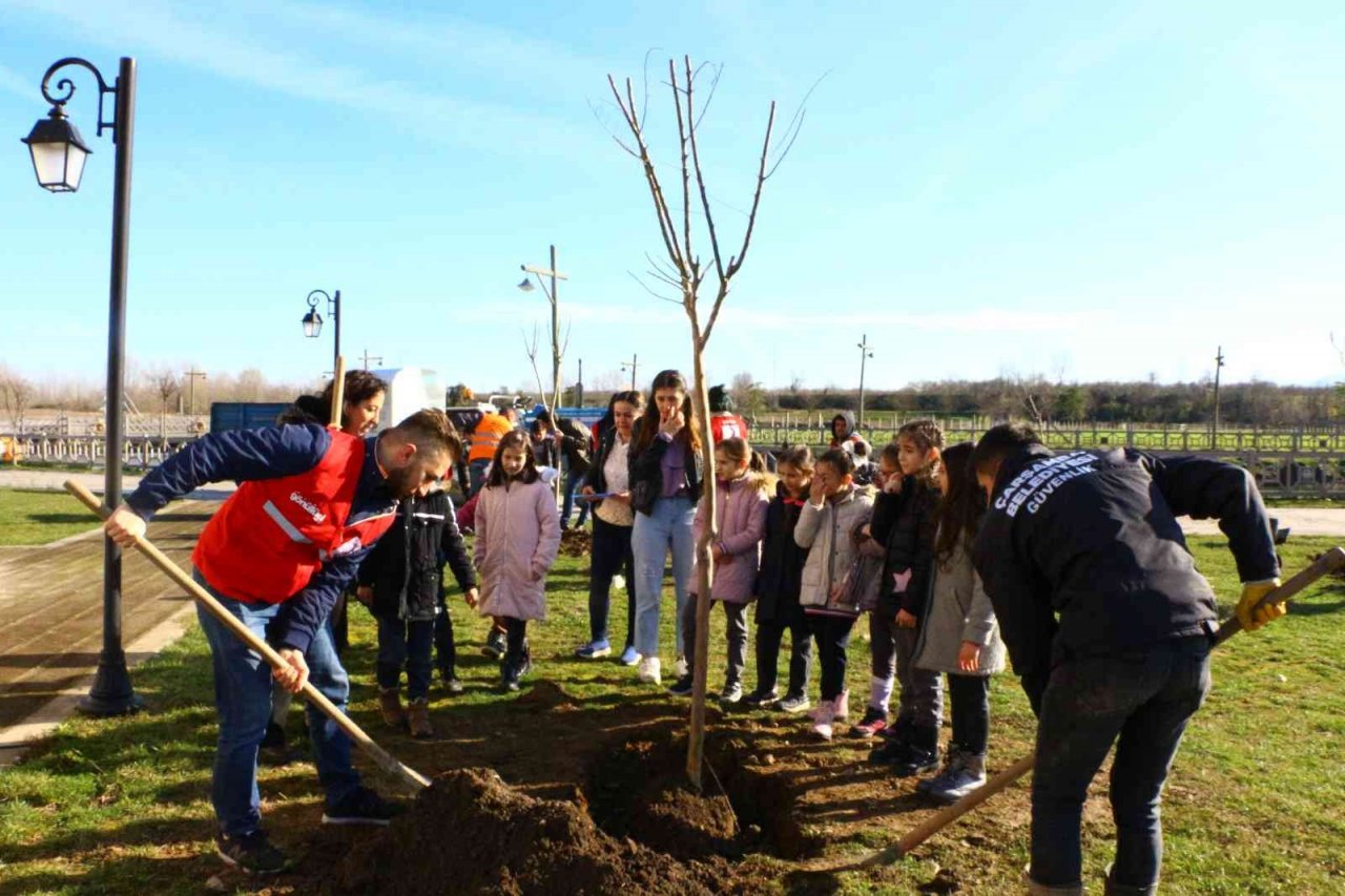 Üniversite öğrencileri, miniklerle birlikte fidan dikti