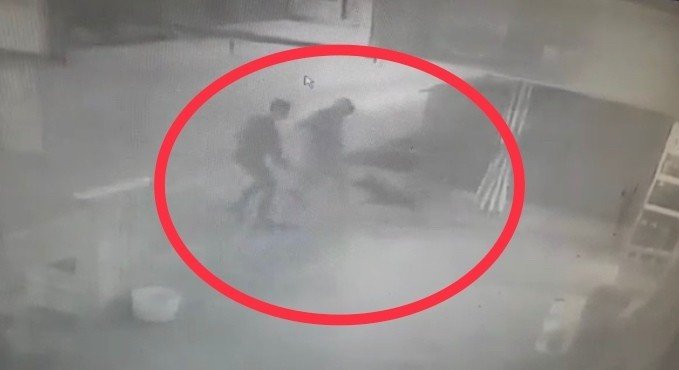 Bakkala giden çocuğa köpek saldırdı, o anlar kamerada