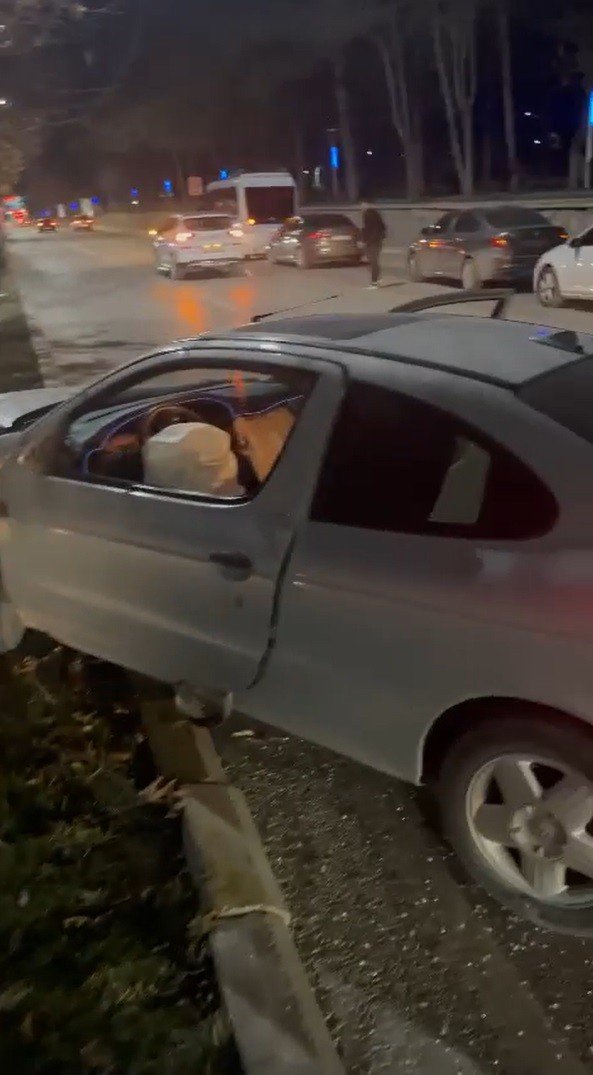 Kaza yaptı, aracı bırakıp kaçtı