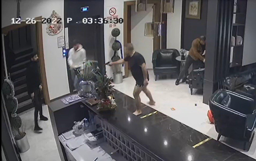 Manisa’da bir otelde film gibi çatışma