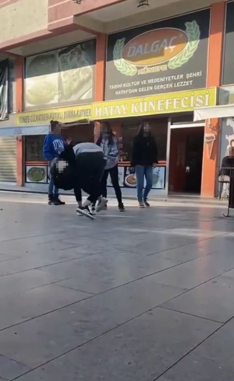 Saç saça kavga eden genç kızları ayırmakta güçlük çektiler