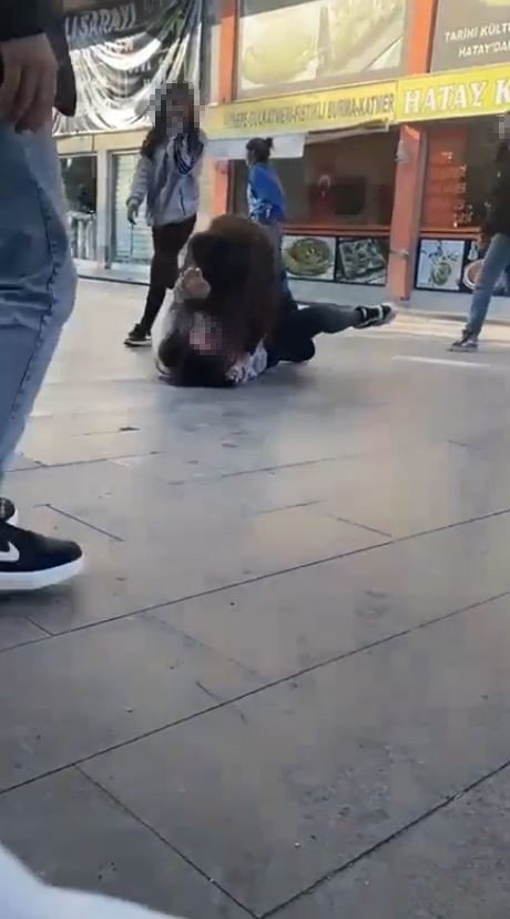 Saç saça kavga eden genç kızları ayırmakta güçlük çektiler