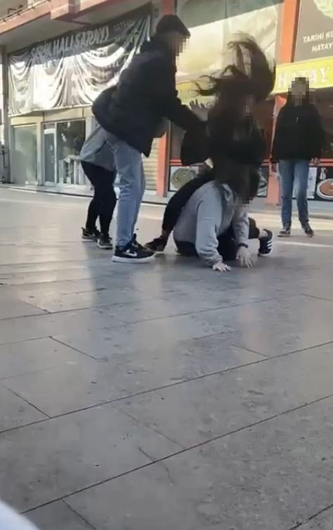 Saç saça kavga eden genç kızları ayırmakta güçlük çektiler