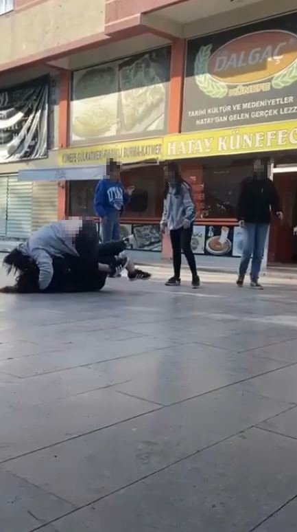 Saç saça kavga eden genç kızları ayırmakta güçlük çektiler