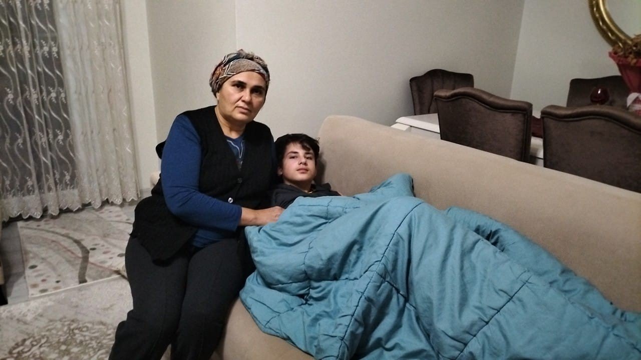 Bakkala giden çocuğa köpek saldırdı, o anlar kamerada