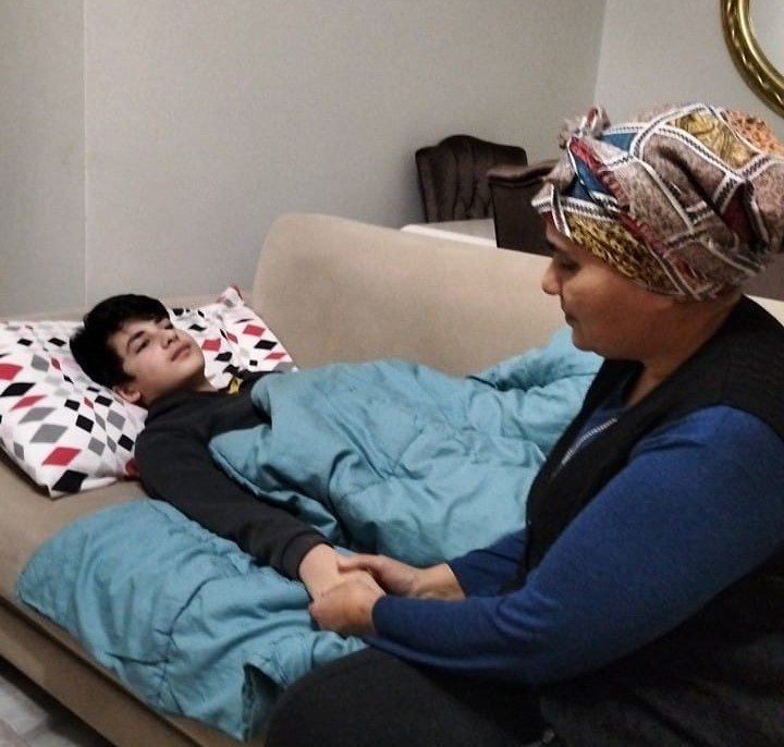 Bakkala giden çocuğa köpek saldırdı, o anlar kamerada