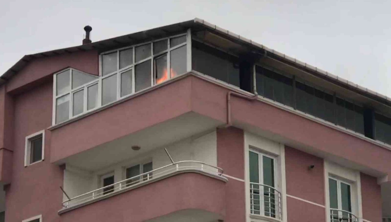 Çatı katındaki yangın ucuz atlatıldı