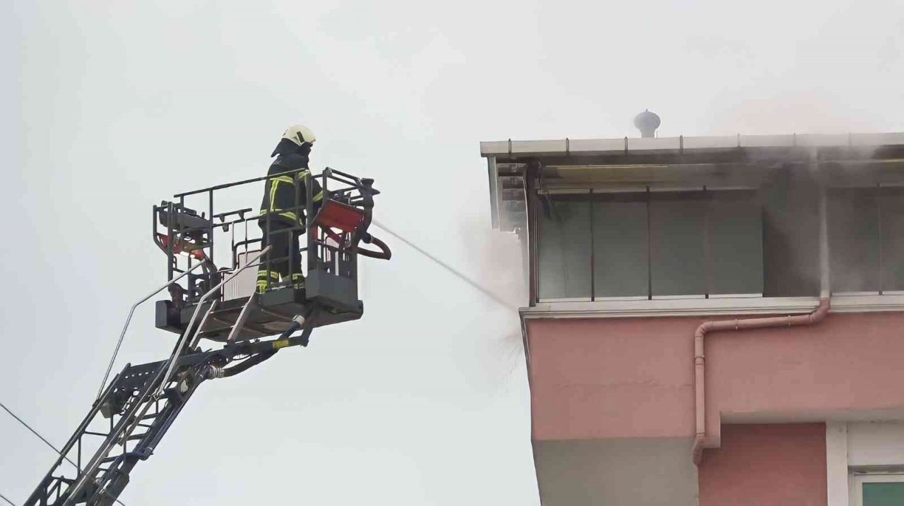 Çatı katındaki yangın ucuz atlatıldı