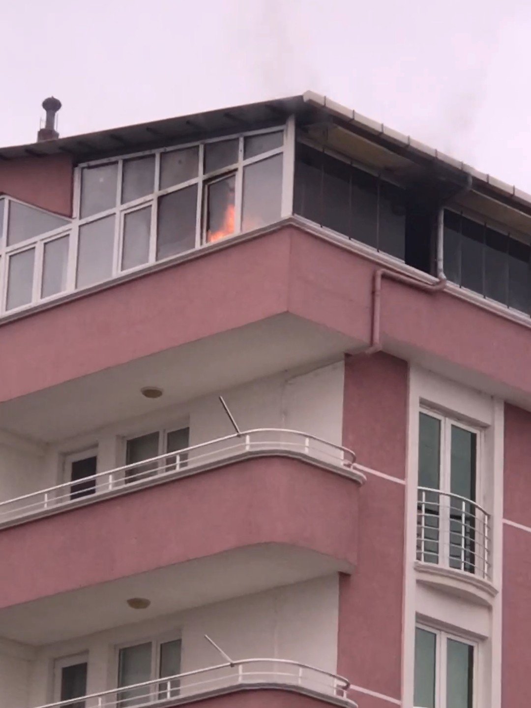 Çatı katındaki yangın ucuz atlatıldı