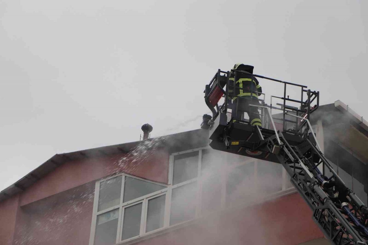 Çatı katındaki yangın ucuz atlatıldı