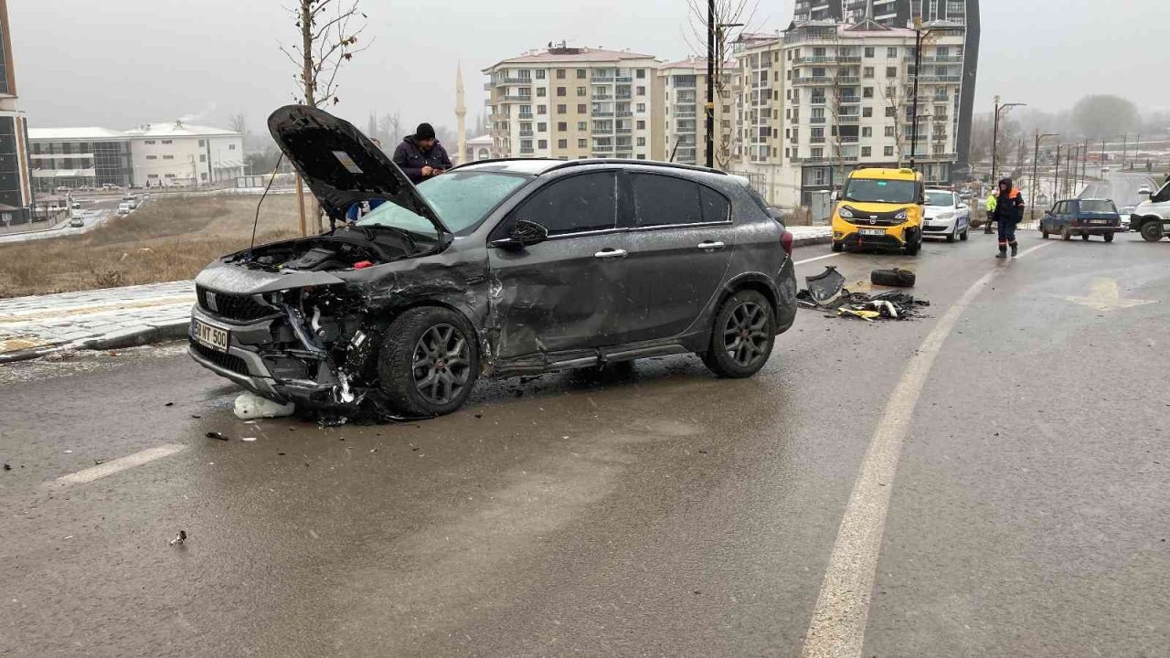 Üç araç birbirine girdi: 1’i polis 4 kişi yaralandı