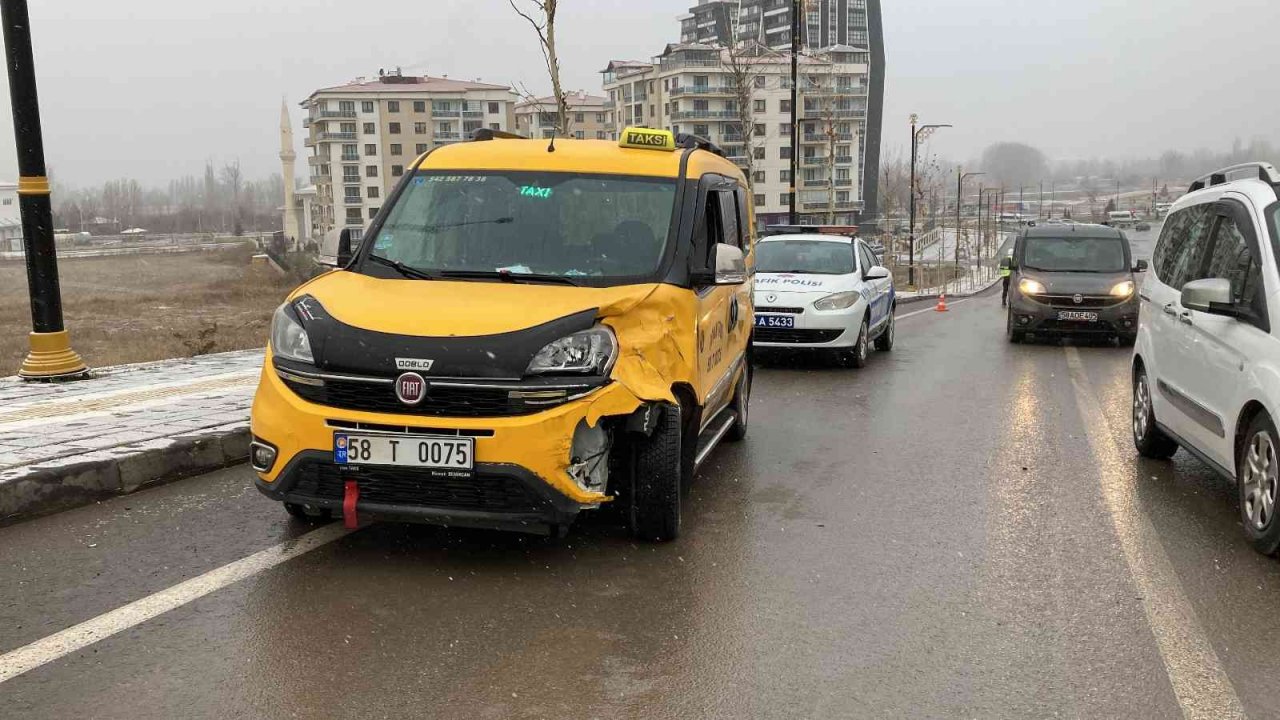 Üç araç birbirine girdi: 1’i polis 4 kişi yaralandı