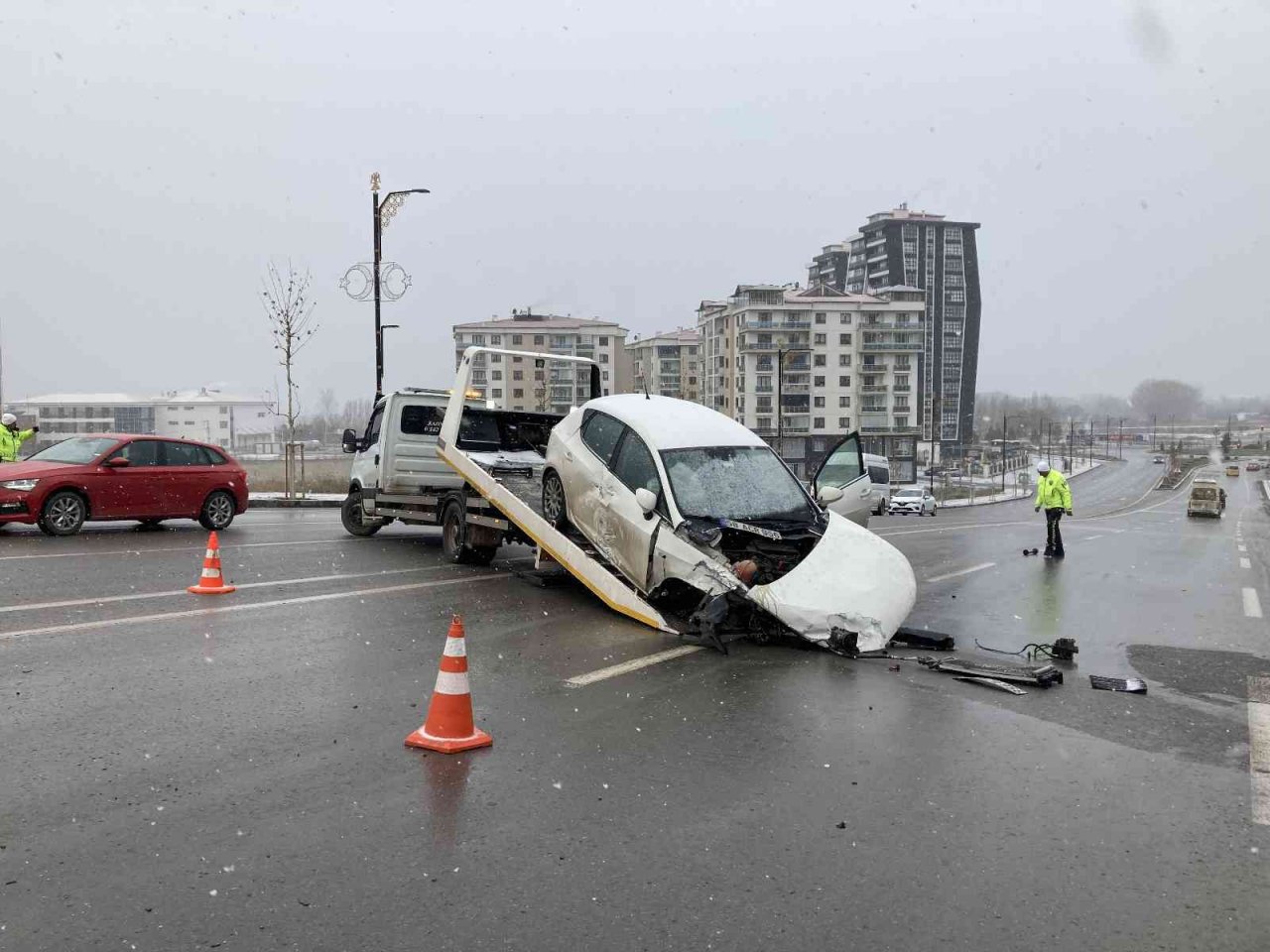 Üç araç birbirine girdi: 1’i polis 4 kişi yaralandı