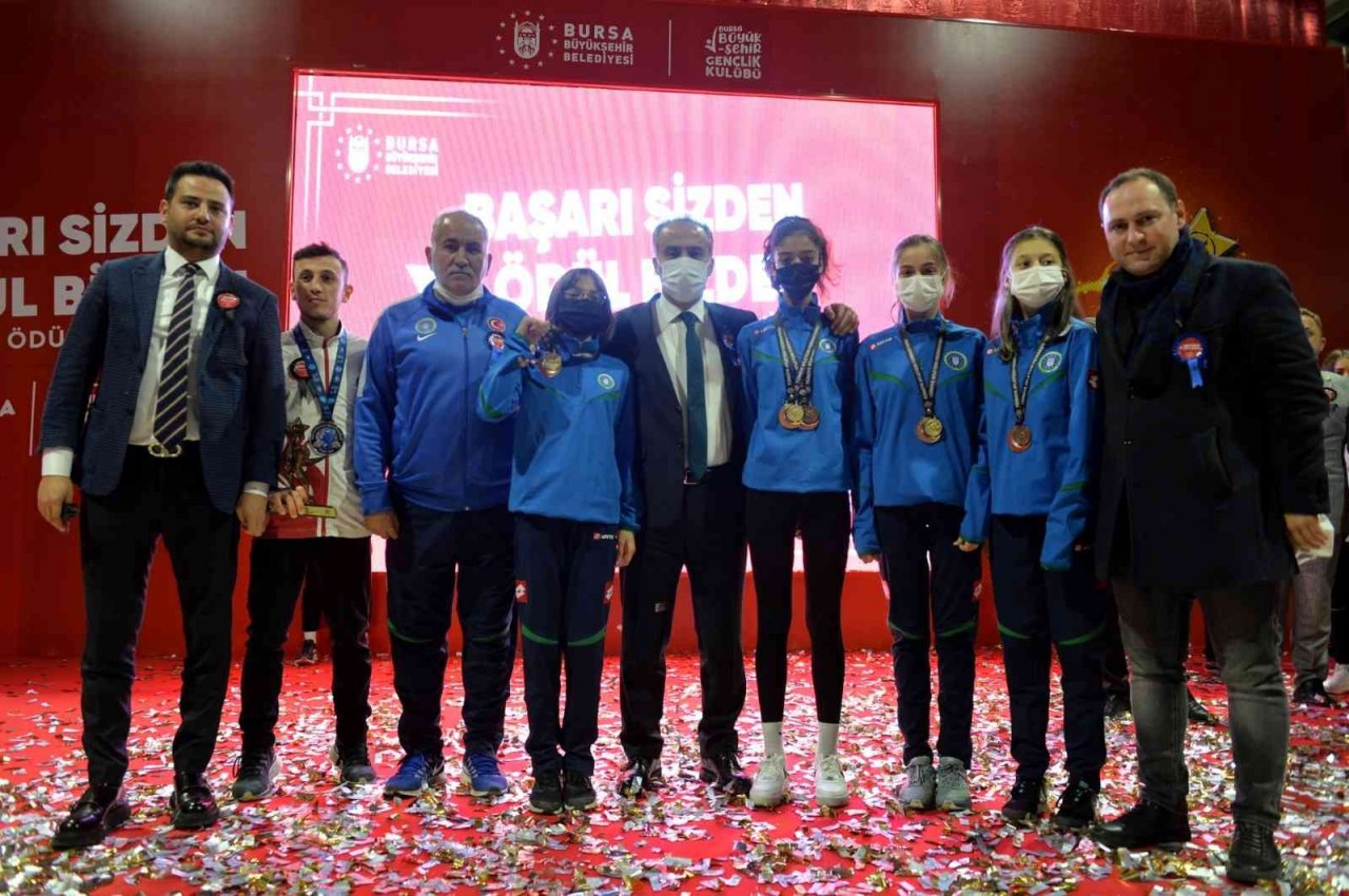 Bursa’da sporun yıldızlarına ödül yağmuru