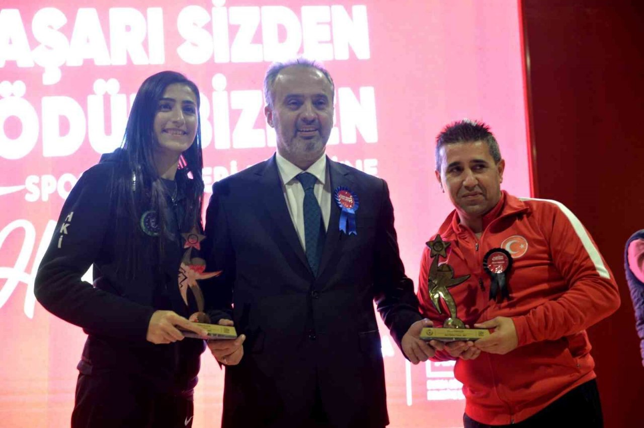 Bursa’da sporun yıldızlarına ödül yağmuru