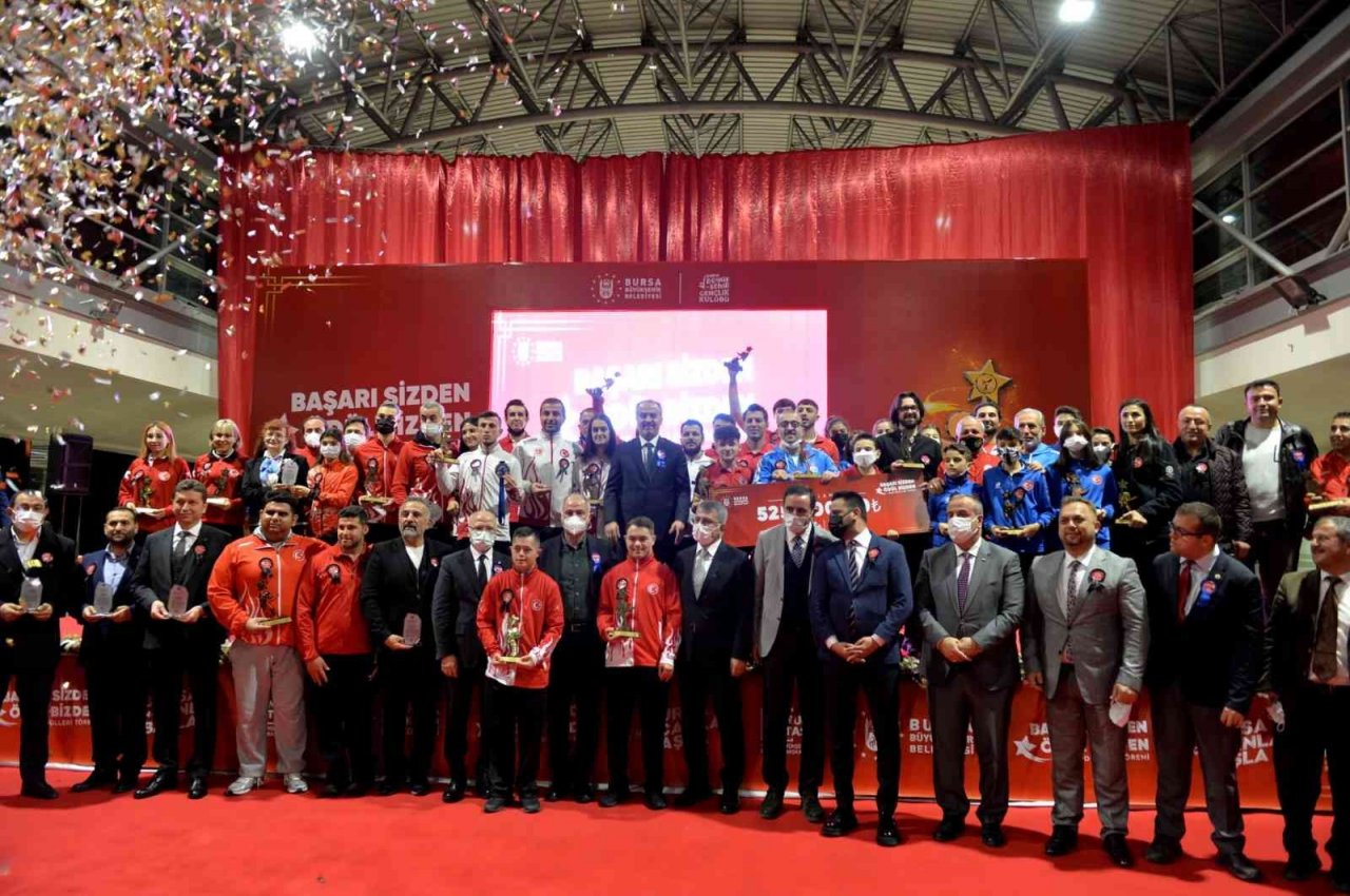 Bursa’da sporun yıldızlarına ödül yağmuru