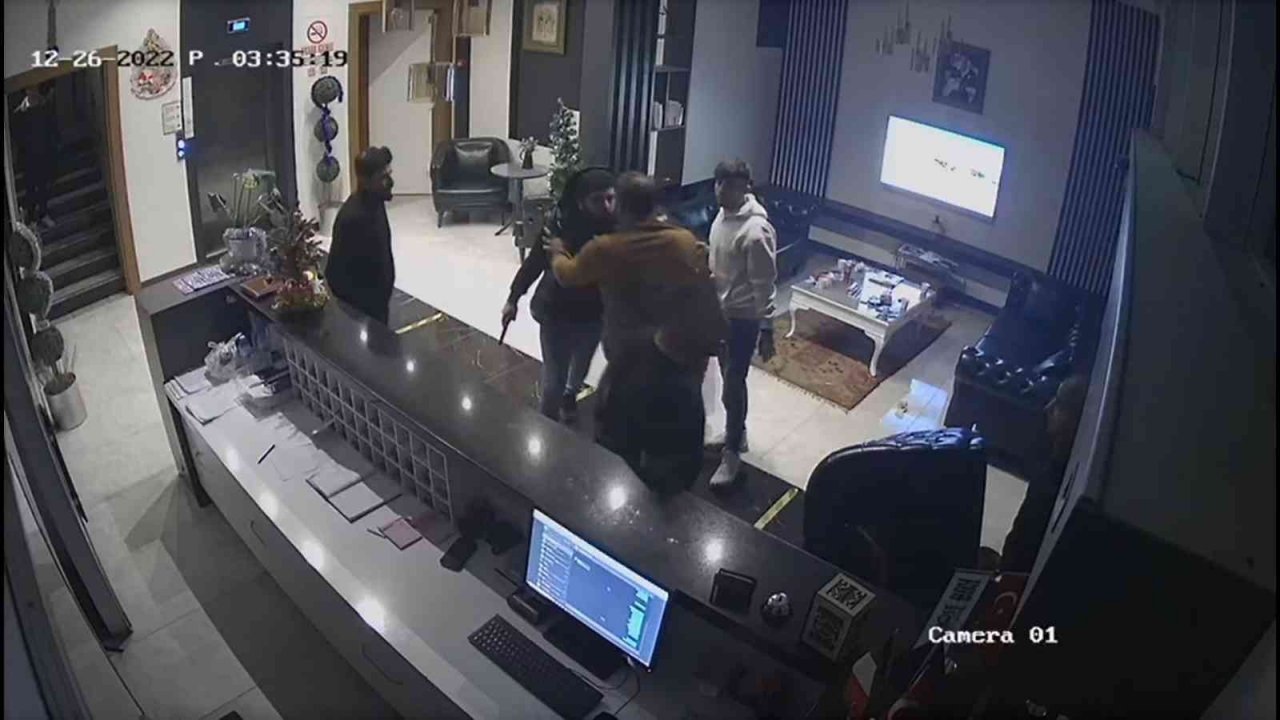Manisa’da bir otelde film gibi çatışma