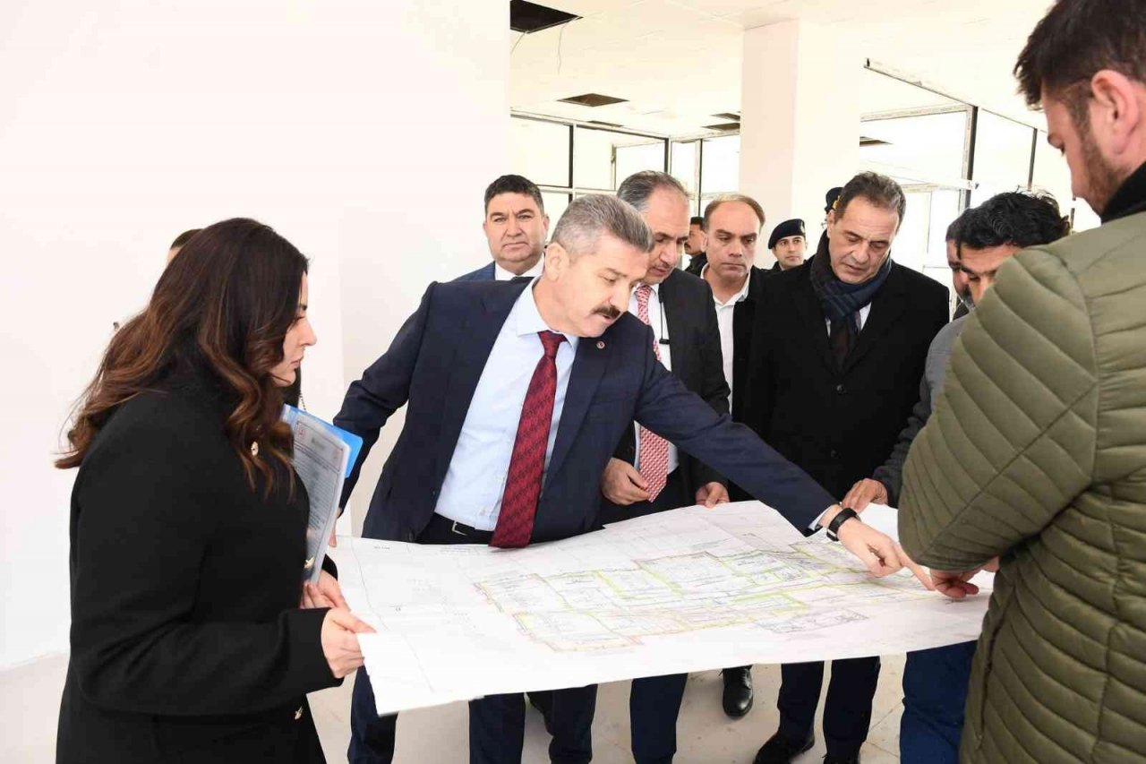 Vali Ergün yeni Eşme Hükümet Konağı inşaatını inceledi