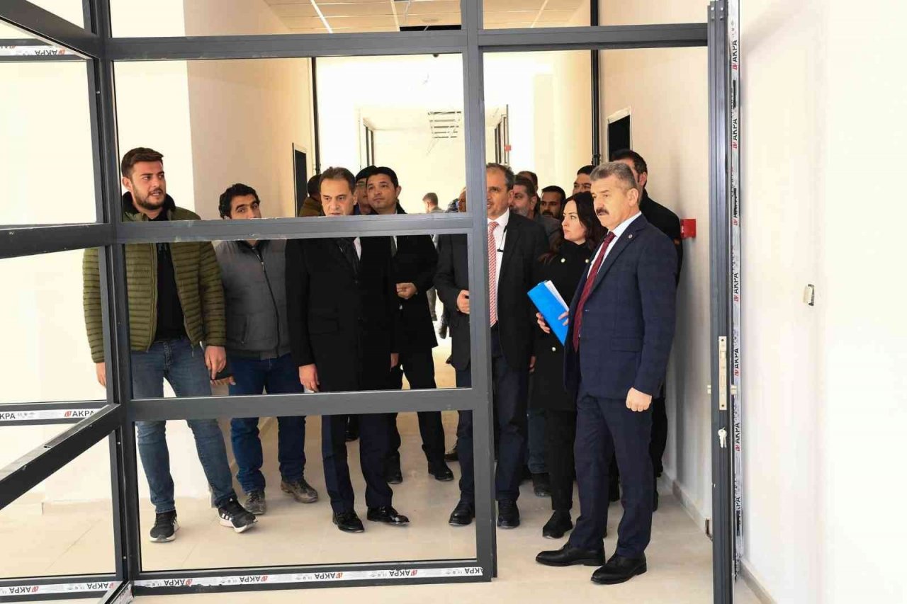 Vali Ergün yeni Eşme Hükümet Konağı inşaatını inceledi