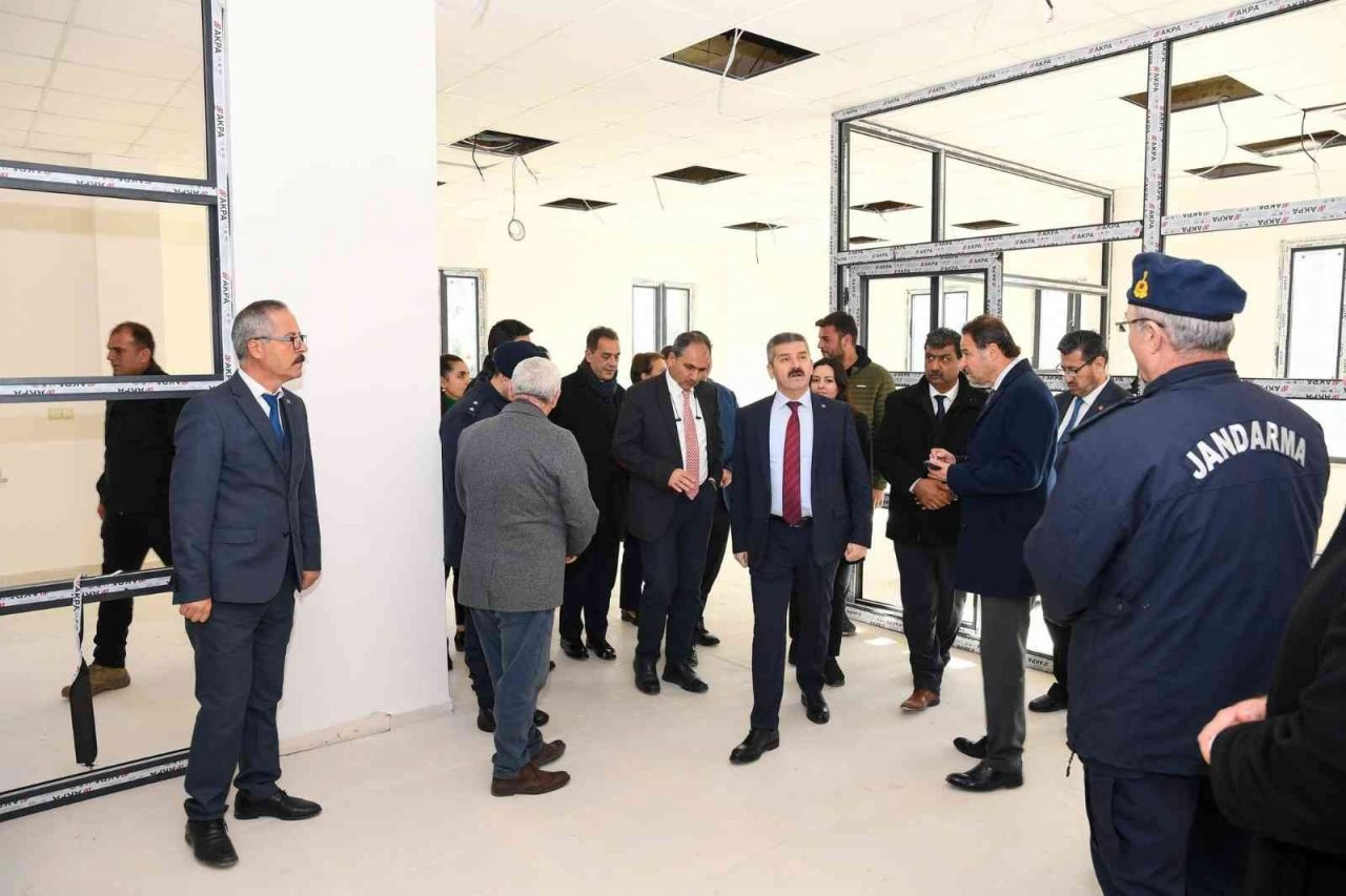 Vali Ergün yeni Eşme Hükümet Konağı inşaatını inceledi