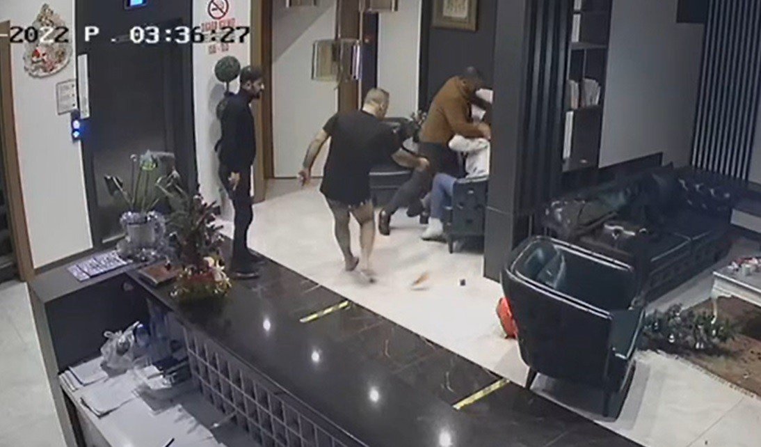 Manisa’da bir otelde film gibi çatışma