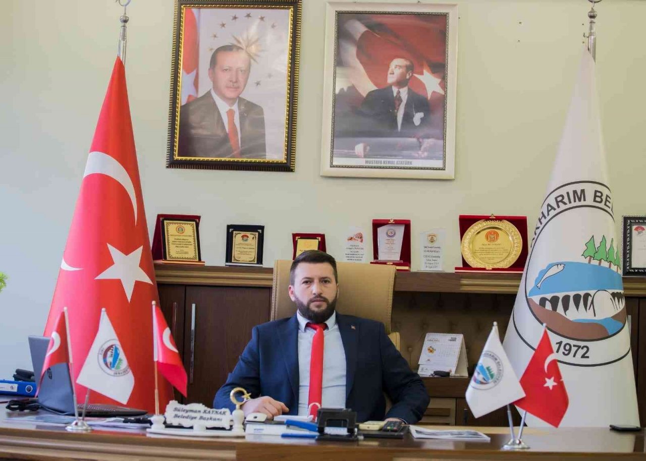 Belediye başkanı makam aracına harcanacak parayı bakın ne yaptı?