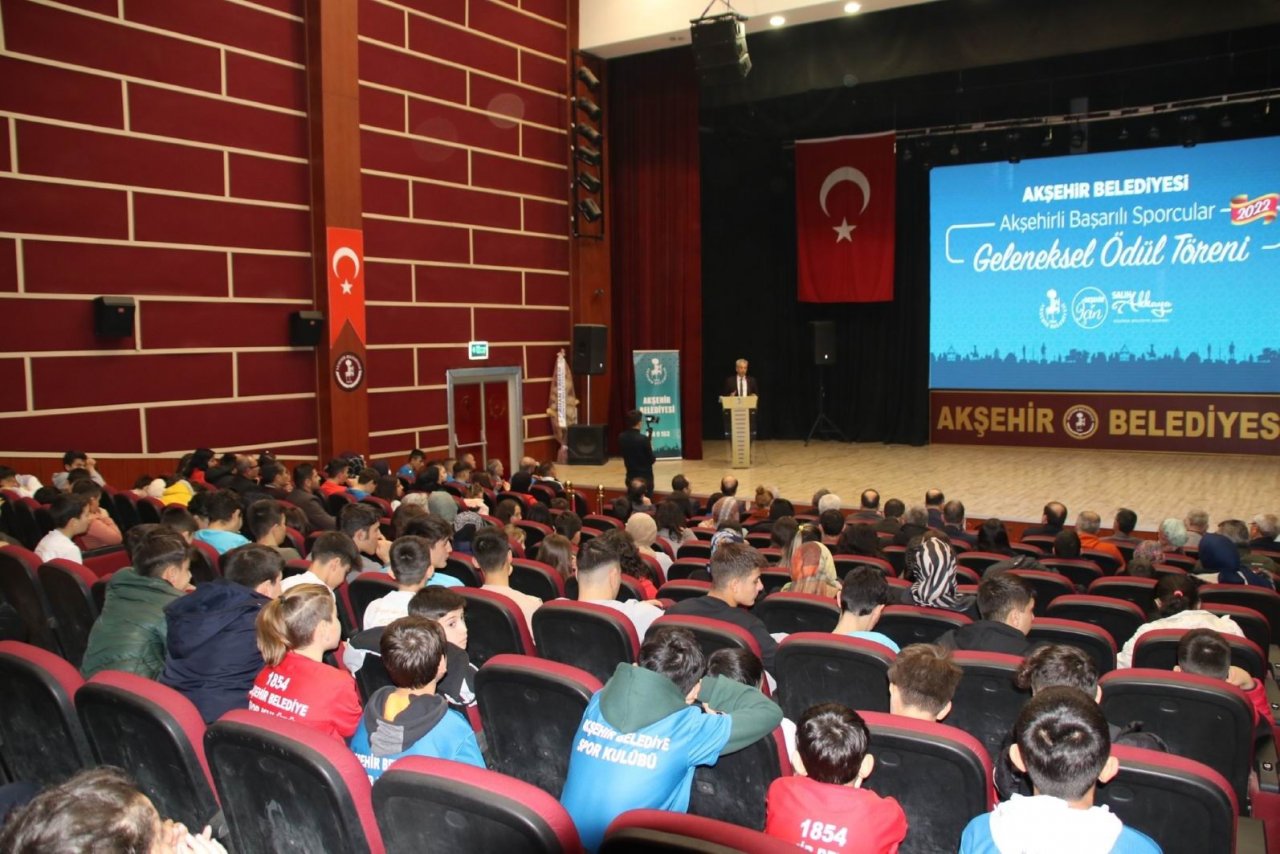 Akşehir Belediyesi başarılı sporcuları ödüllendirdi