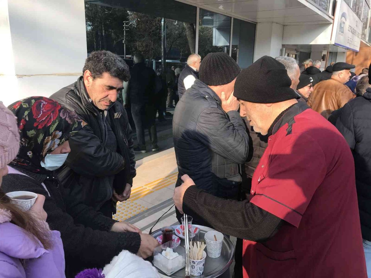 Eskişehir’deki EYT kuyruğunda ilginç bir çaycı