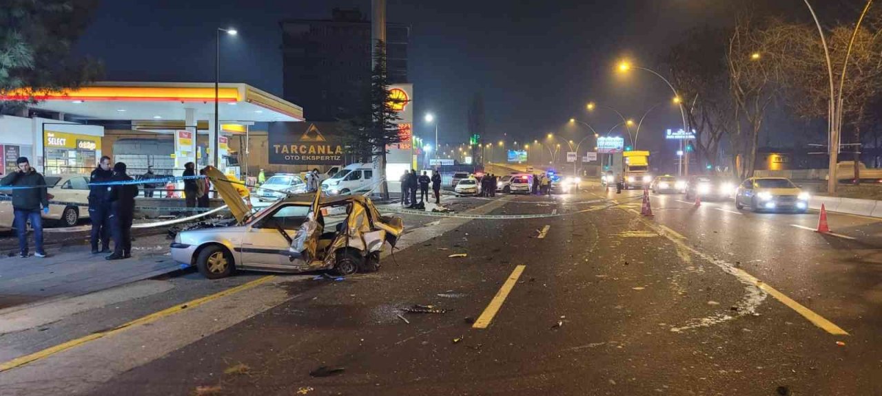 Kontrolden çıkan otomobil önünde seyir halinde olan araca çarptı: 2 ölü, 1’i ağır 3 yaralı