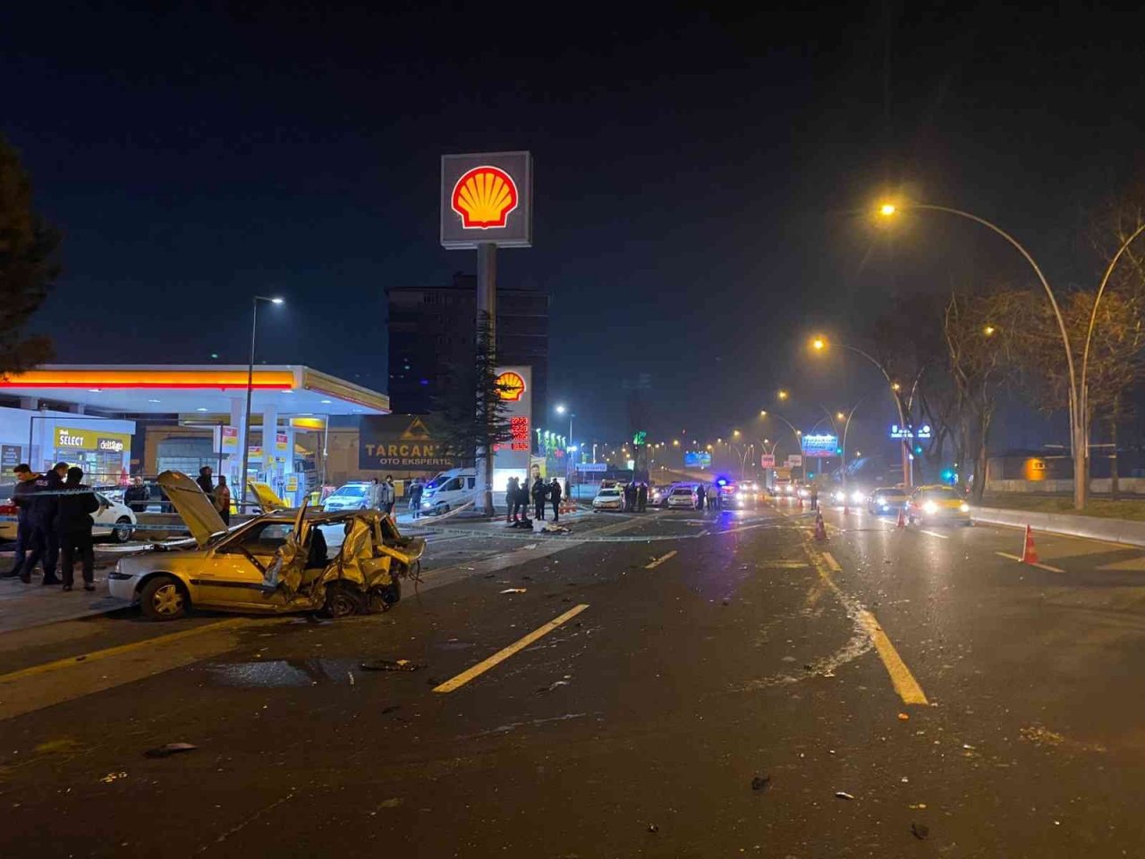 Kontrolden çıkan otomobil önünde seyir halinde olan araca çarptı: 2 ölü, 1’i ağır 3 yaralı