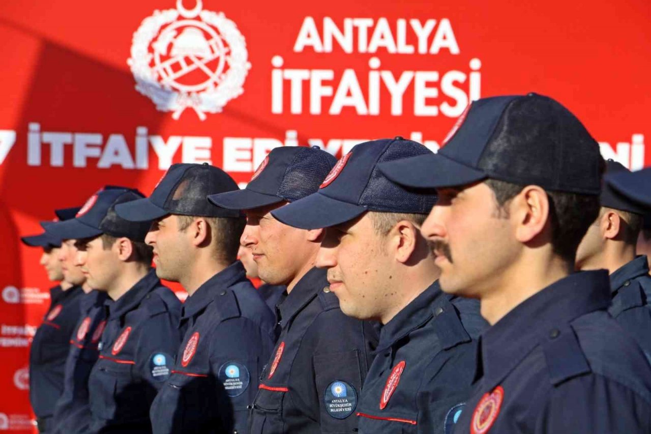 Antalya’da eğitimi tamamlanan 97 itfaiye eri Türk bayrağına el basarak yemin etti