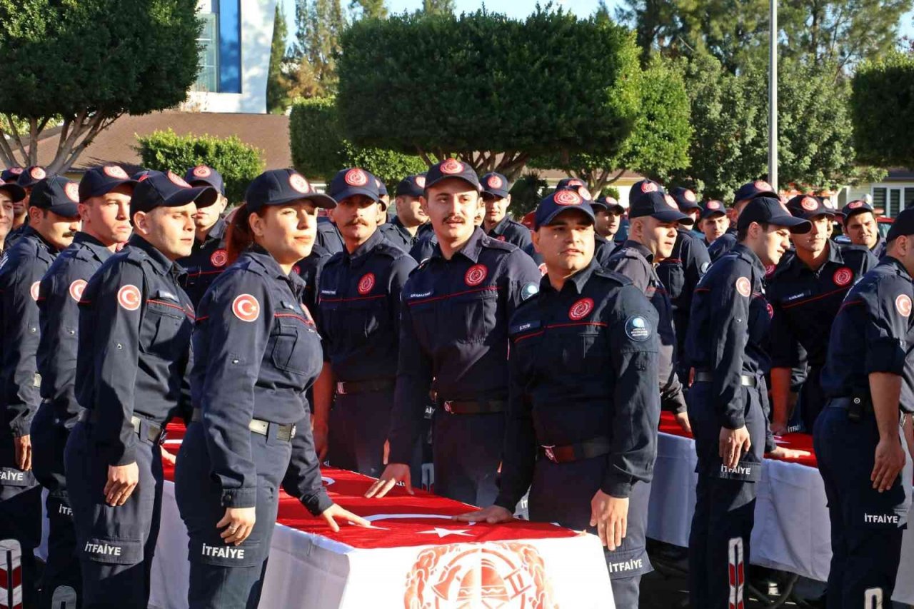 Antalya’da eğitimi tamamlanan 97 itfaiye eri Türk bayrağına el basarak yemin etti
