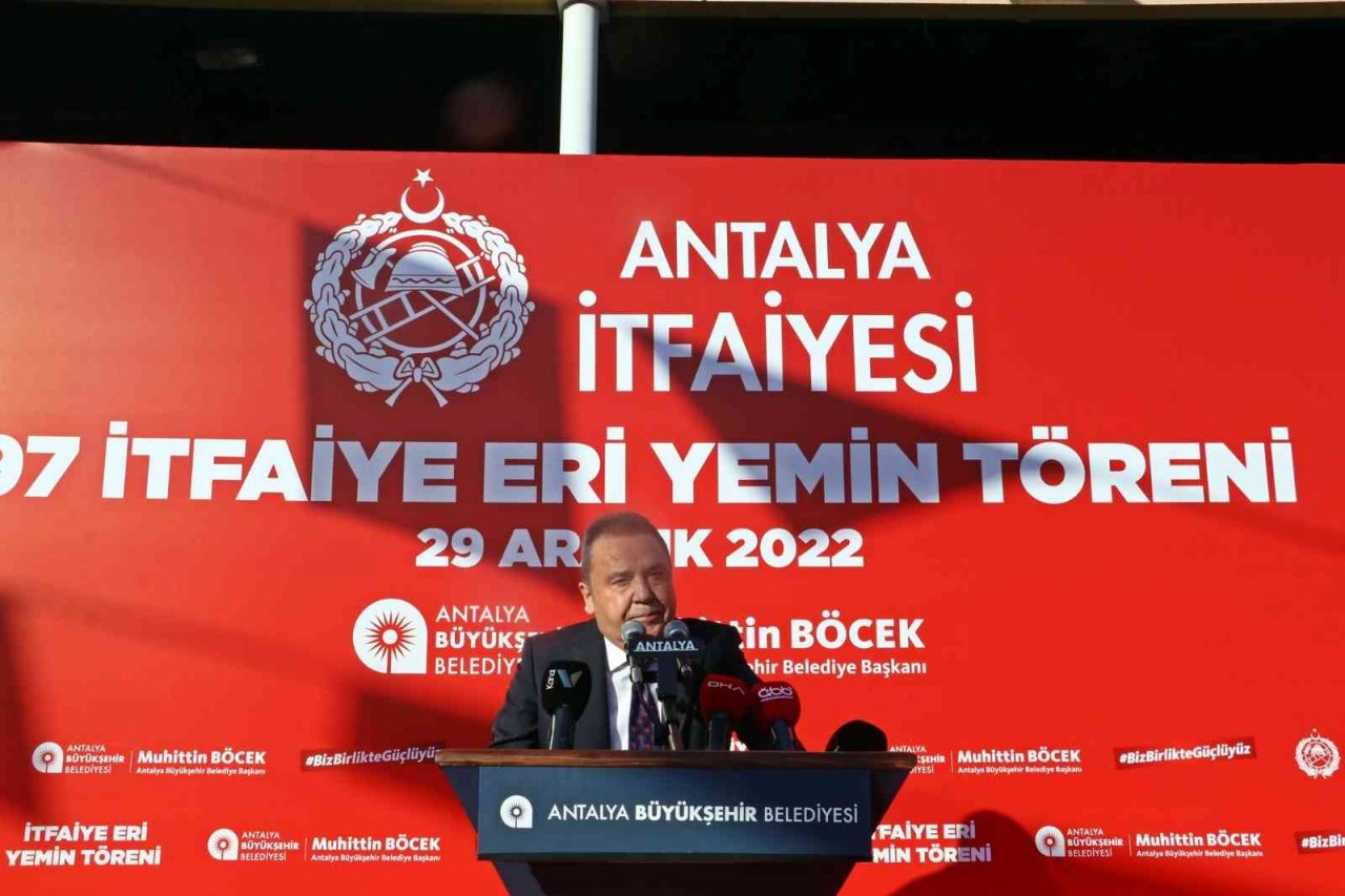 Antalya’da eğitimi tamamlanan 97 itfaiye eri Türk bayrağına el basarak yemin etti