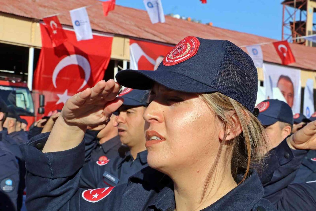 Antalya’da eğitimi tamamlanan 97 itfaiye eri Türk bayrağına el basarak yemin etti
