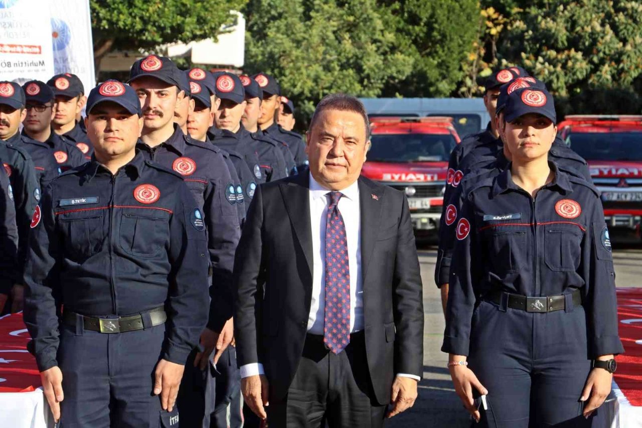 Antalya’da eğitimi tamamlanan 97 itfaiye eri Türk bayrağına el basarak yemin etti