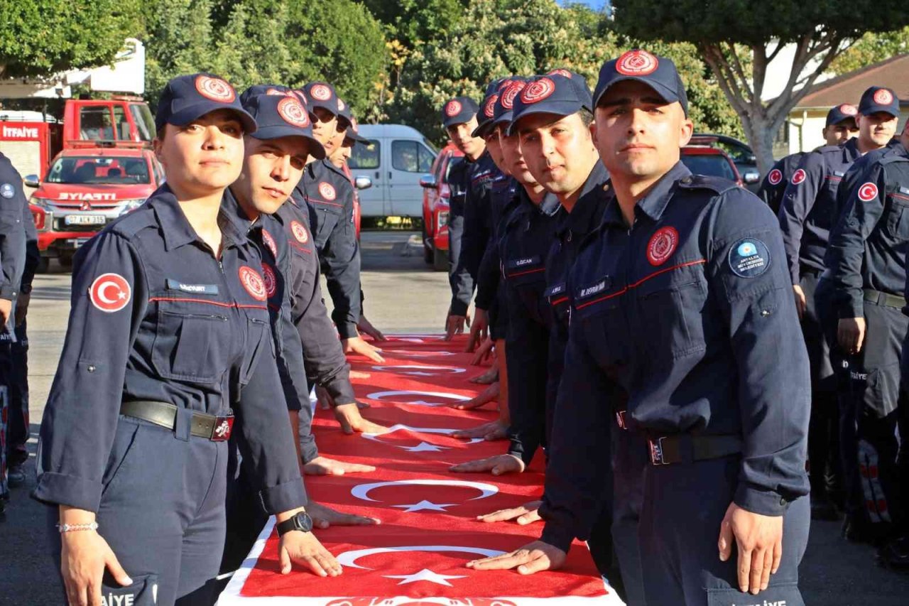 Antalya’da eğitimi tamamlanan 97 itfaiye eri Türk bayrağına el basarak yemin etti