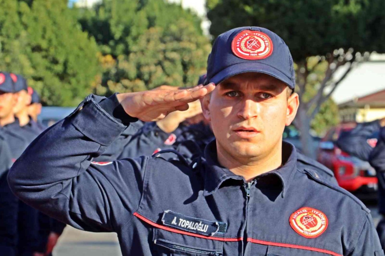 Antalya’da eğitimi tamamlanan 97 itfaiye eri Türk bayrağına el basarak yemin etti