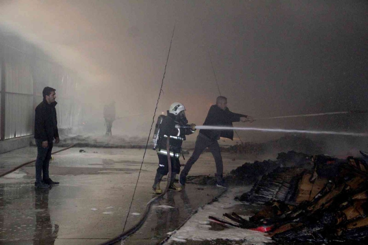 Antalya’da paketleme tesisinde yangın paniği