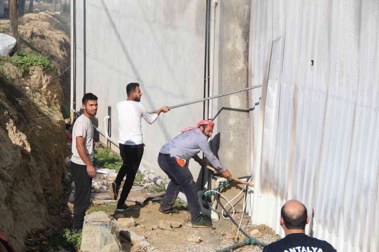 Antalya’da paketleme tesisinde yangın paniği