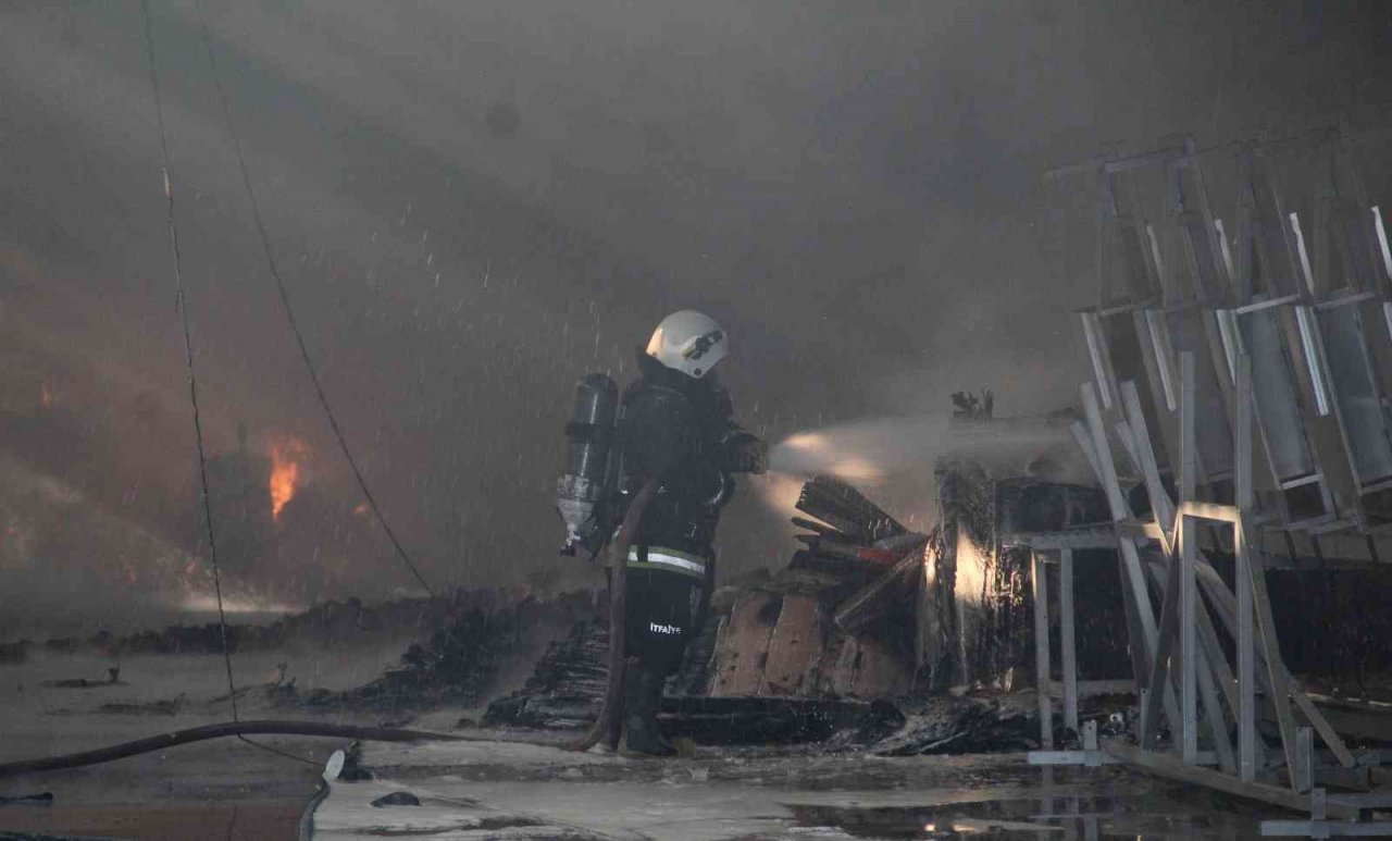 Antalya’da paketleme tesisinde yangın paniği