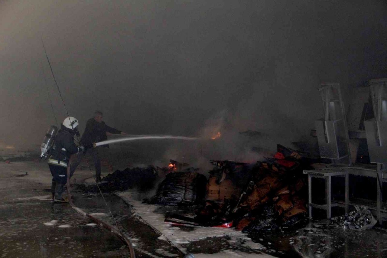 Antalya’da paketleme tesisinde yangın paniği