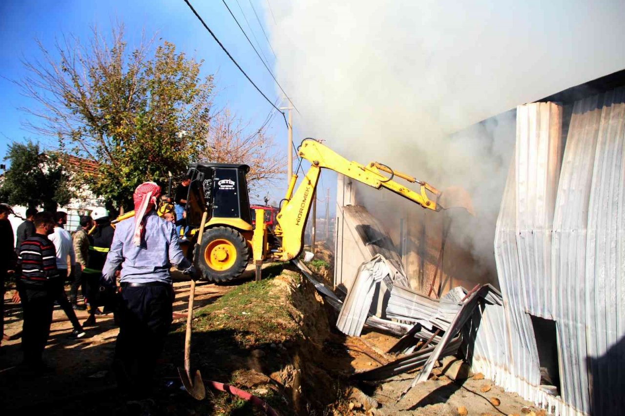 Antalya’da paketleme tesisinde yangın paniği