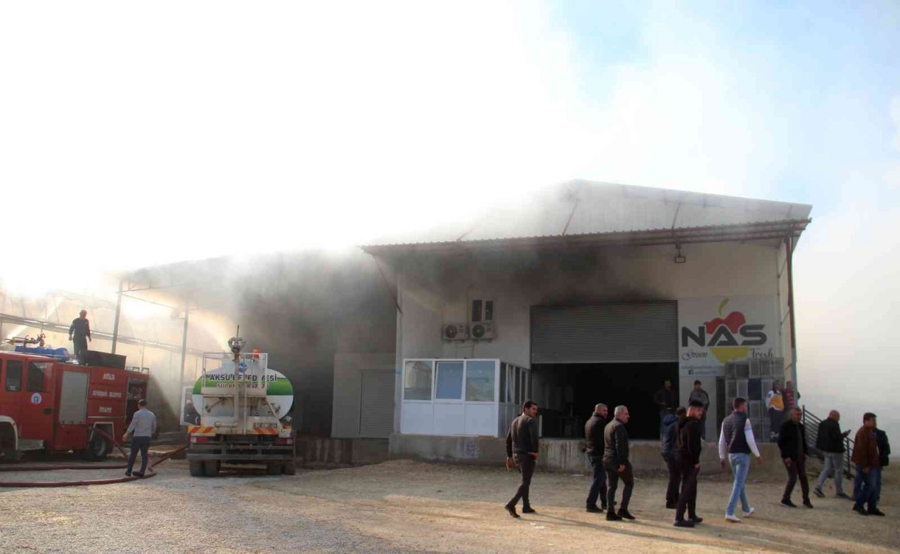 Antalya’da paketleme tesisinde yangın paniği