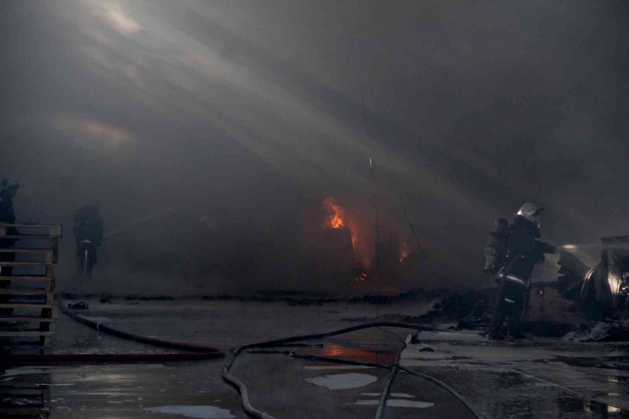 Antalya’da paketleme tesisinde yangın paniği