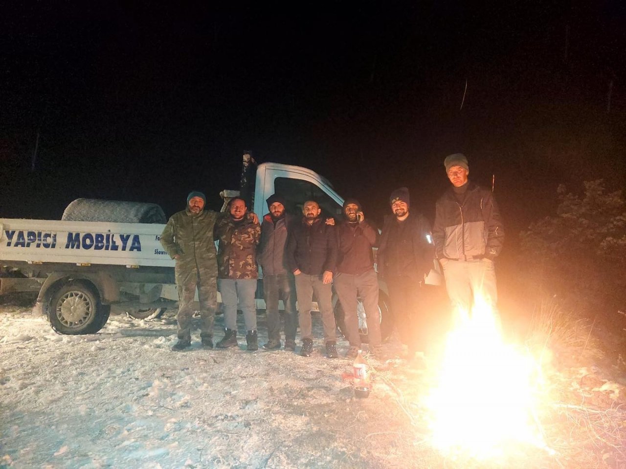 Artvin’de eşya taşırken kar deniyle mahsur kalan vatandaşları ekipler kurtardı