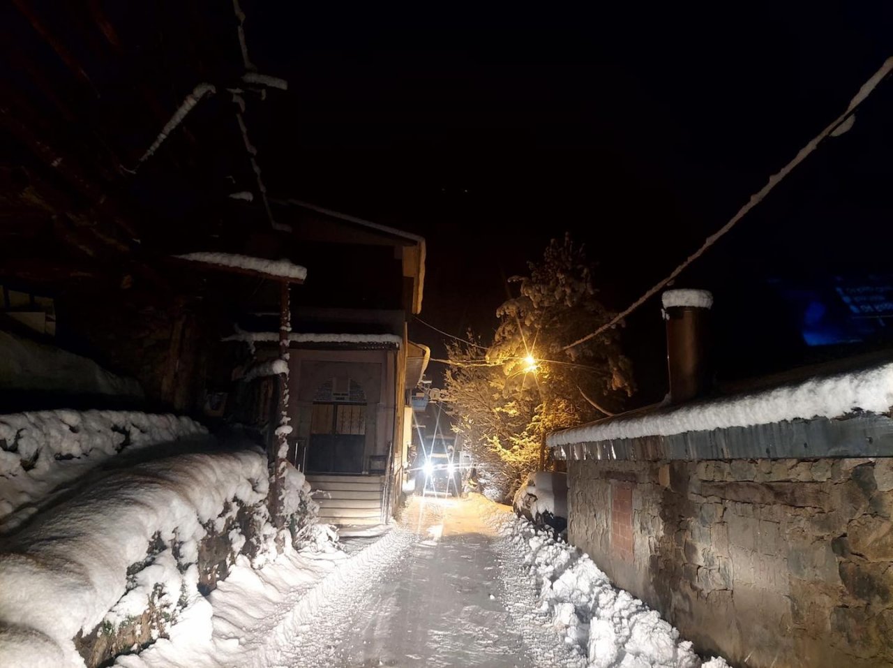 Artvin’de eşya taşırken kar deniyle mahsur kalan vatandaşları ekipler kurtardı