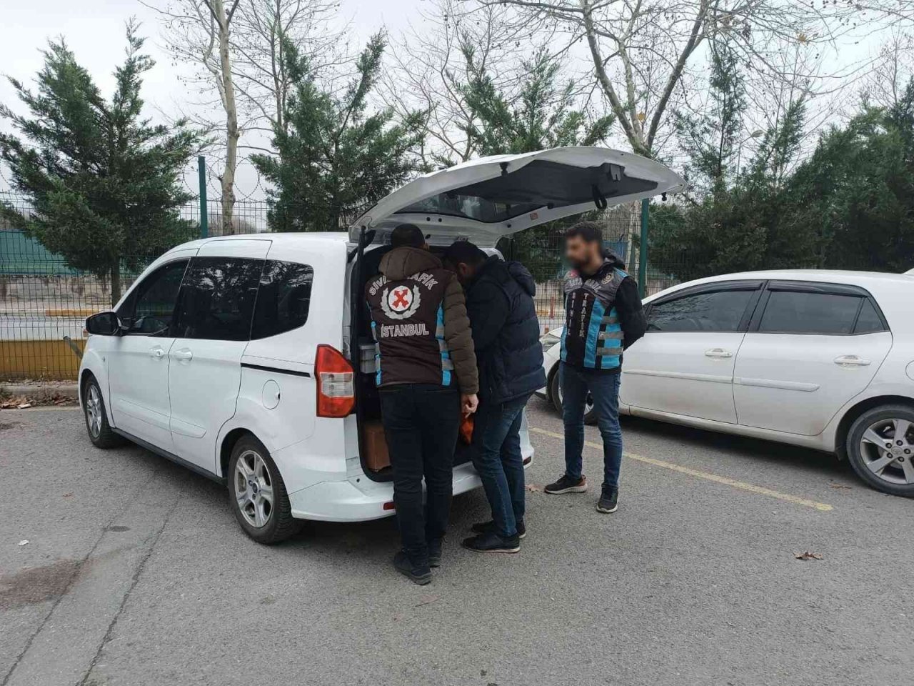 Ataşehir’de kucağında çocukla minibüs kullanan sürücüye ceza