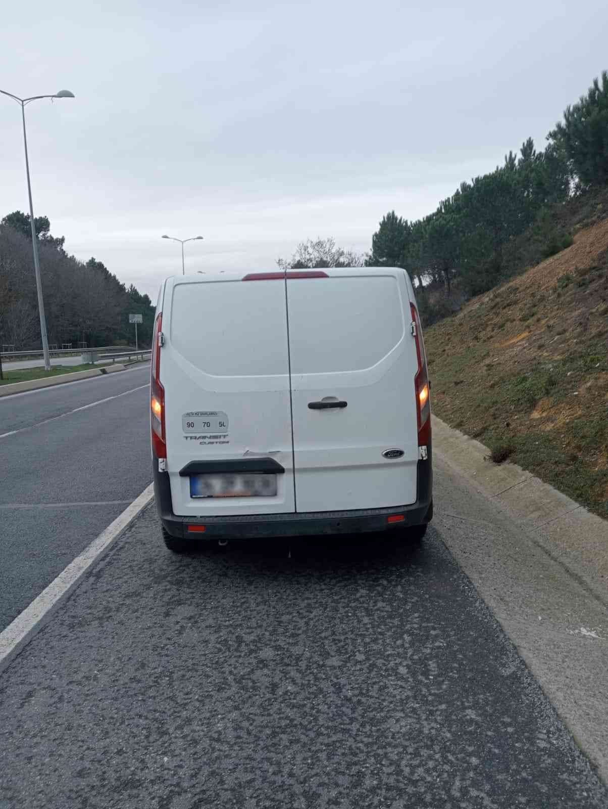 Ataşehir’de kucağında çocukla minibüs kullanan sürücüye ceza