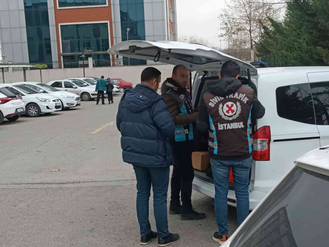 Ataşehir’de kucağında çocukla minibüs kullanan sürücüye ceza